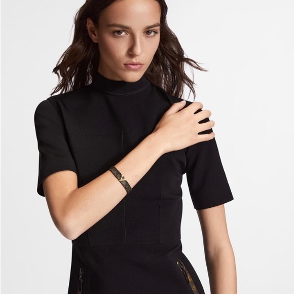 Louis Vuitton Essential V Monogram Bracelet 15 - Picture 3 of 11